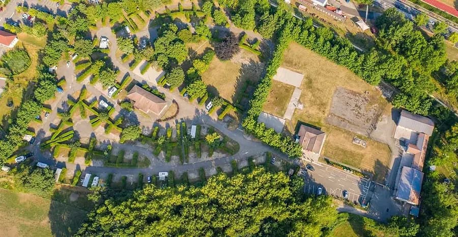 Camping Les Genêts — Camping vanlife à Gex, Auvergne-Rhône-Alpes