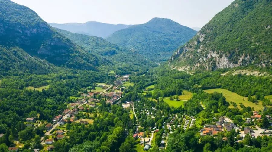 Camping des Grottes — Camping vanlife à Alliat, Ariège