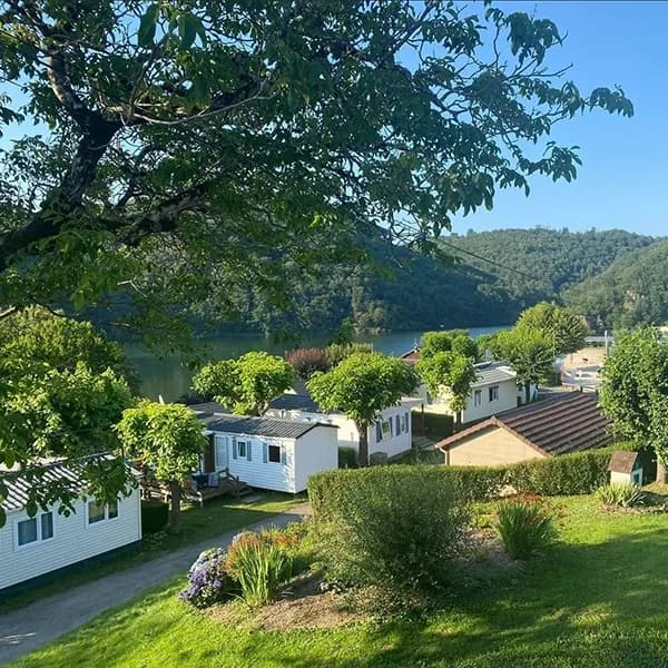 Village Vacances du Cantal — Camping vanlife à Mandailles-Saint-Julien, Auvergne-Rhône-Alpes