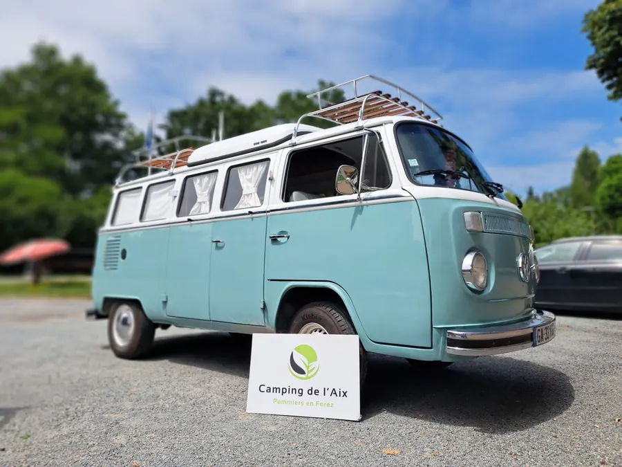 Vanlife dans le Forez : un lieu entre nature, piscine et liberté